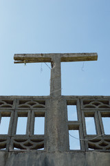 民家の屋上にあるT字型の柱