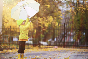 Children walk in the autumn park