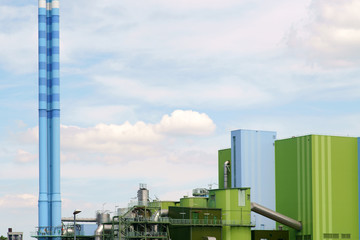 Der bunt bemalte Schornstein sowie die Industriegebäude eines Kraftwerkes...