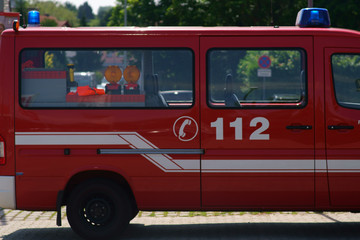 Die Seitenansicht auf einen Feuerwehrwagen mit Sicherheitsequipment auf den Rücksitzen.