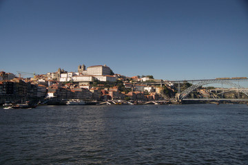 Fototapeta na wymiar Vue de Porto à partir de Nova de Gaia de l'autre côté du Douro