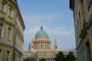 Obraz premium Blick auf die Nikolaikirche in Potsdam vor dem Abriss der Fachhochschule