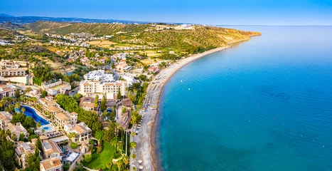 Foto op Aluminium Cyprus Pissouri. Cypriotische Republiek. Pissouri-strand in een zonnig dagpanorama van een drone. Residentiële nederzettingen aan de Middellandse Zeekust. De pittoreske blauwe baai. Het Pissouri-resort. Reis naar Cyprus.