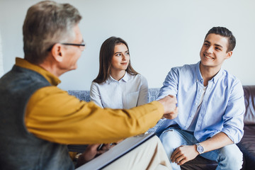 Psychologist working with married couple at home! Psychologist meet!
