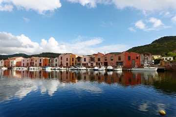 Obraz premium Sardinien Bosa Häuser und Boote am Hafen