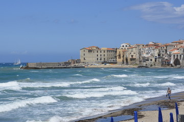 Vagues sur Cefal&ugrave;
