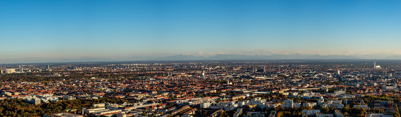 Fototapeta na wymiar München Panorama mit Alpen Gebirge