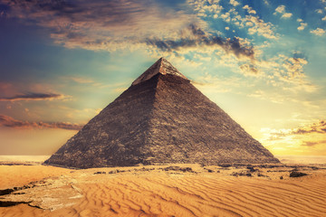 Fototapeta na wymiar Beautiful view of the Pyramid of Khafre, Giza, Egypt