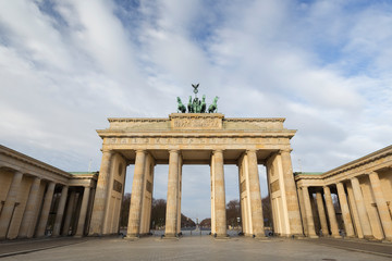 Obraz premium Front view of the famous neoclassical Brandenburg Gate (Brandenburger Tor) in Berlin, Germany, on a sunny day.