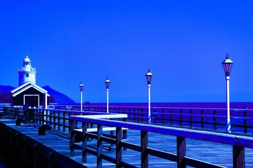 青空と桟橋のみえる風景