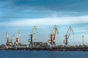 Fototapeta na wymiar Cranes in the port