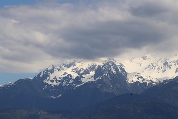 Obraz na płótnie Canvas Le massif de Belledonne dans les Alpes Françaises vu depuis le Fort de la ville de Grenoble