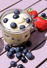 Quark mit Blaubeeren und Erdbeeren
