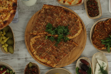 Stok Video  Turkish specialty pizza lahmacun pide with parsley and lemon