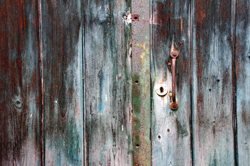 Alte Holztür mit rostigem Beschlag