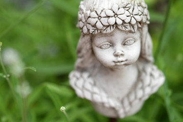 Statue Mädchen mit Blumenkranz