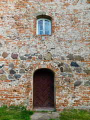 Fototapeta na wymiar Fassade der evangelische Dorfkirche aus dem 13. Jahrhundert