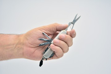 mano sujetando una navaja multiusos abierta