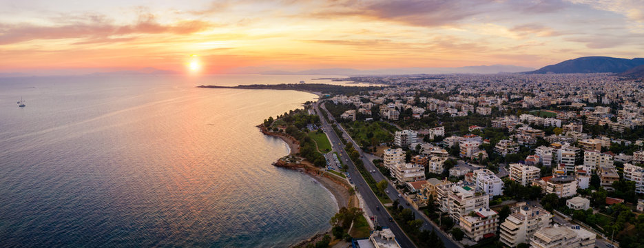 Luftaufnahme der s&uuml;dlichen Riviera von Athen in Griechenland mit Str&auml;nden und Restaurants bei Sonnenuntergang