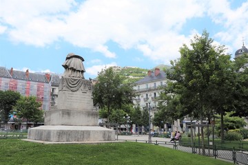 La Place Victor Hugo et la statue du musicien Hector Berlioz dans la ville de Grenoble,...