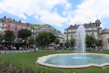 La Place Victor Hugo, sa fontaine et sa verdure dans la ville de Grenoble, département de l'Isère, France