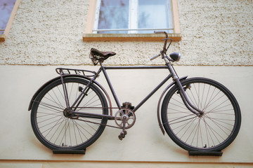 Fototapeta na wymiar vintage bicycle on the wall