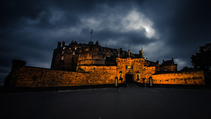 Zamek w Edynburgu pod burzliwym niebem - 271148706