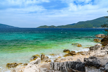 Fototapeta na wymiar plaża ze skałami wystającymi z wody. Kefalonia. Grecja