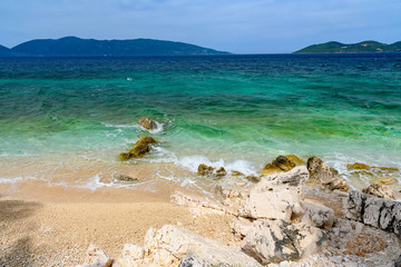 skały i fale na brzegu morze. Kefalonia, Grecja