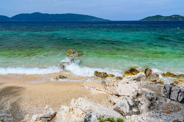 Fototapeta na wymiar plaża ze skałami wystającymi z wody. Kefalonia. Grecja