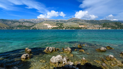 plaża ze skałami wystającymi z wody. Kefalonia. Grecja © TOP67