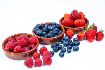 Frische Beeren in Schalen auf weißem Hintergrund
