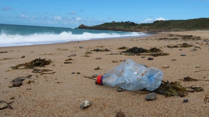 Pollution, bouteille en plastique sur une plage
