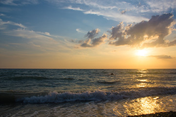 Obraz na płótnie Canvas Amazing sea sunset, the sun, waves, clouds