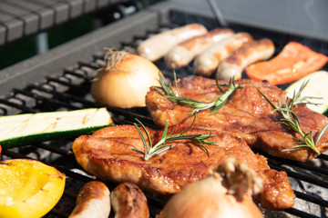 Steak und Gemüse am Grill