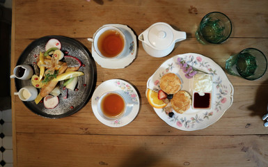 scone ,toast and tea