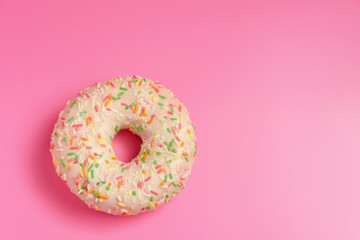 Fototapeta na wymiar donut on pink background