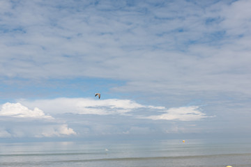 paysage de bord de mer sous le soleil