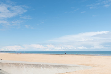 paysage de bord de mer sous le soleil
