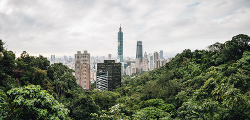 Fototapeta premium Aerial panorama over Downtown Taipei with Taipei 101 Skyscraper in the dusk from Xiangshan Elephant Mountain in the evening.