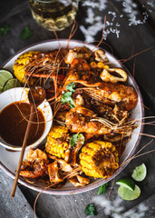  Plateau de Fruits de Mer avec Crevette, calamar, Seiche et Epices Cajun. Cuisine Thaïlandaise