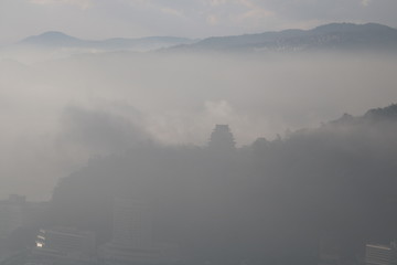 朝霧に包まれる熱海の街のシルエット