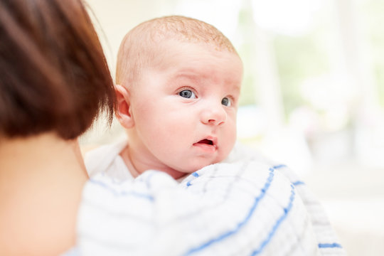 Neugeborenes Baby blickt neugierig