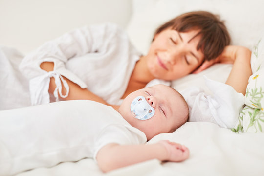 Mutter und Säugling schlafen friedlich