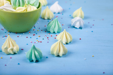 Meringue in a green bowl