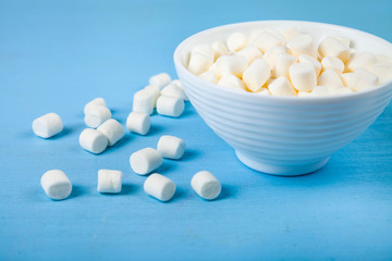 Fototapeta na wymiar Marshmallow in white bowl in white bowl