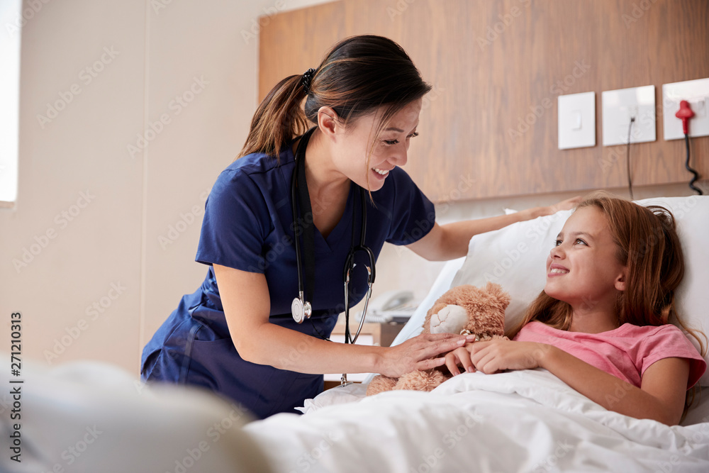 Infirmière au chevet d'une enfant à l'hôpital