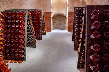 Bouteilles de champagne ros&eacute; sur pupitre en cours de deuxi&egrave;me fermentation. Marne. Champagne-Ardenne