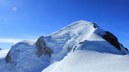 Fototapeta na wymiar Mont Blanc par l'arête des Bosses