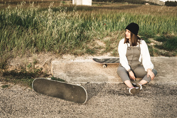Portrait of a young girl with hat and skateboard © Rafa